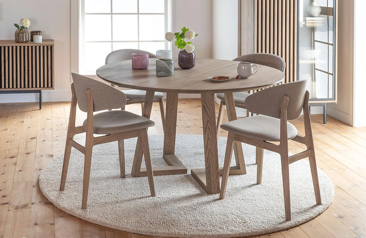 Woodstory rundt spisebord med dekor