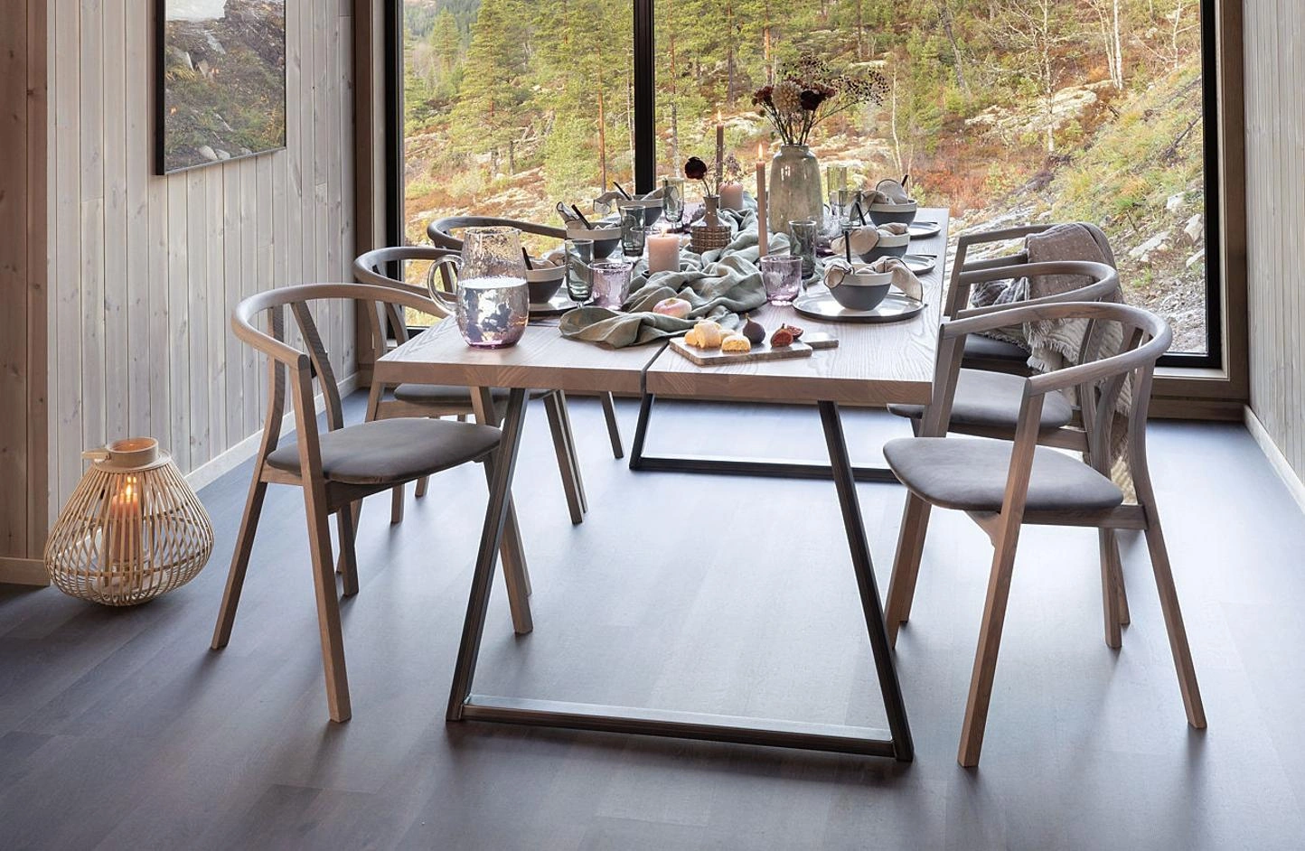 Frokost på hytta rundt WoodStory spisebord