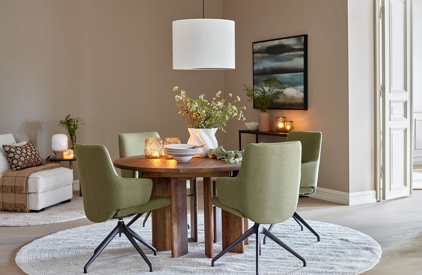WoodStory spisebord med taklampe og lysholdere