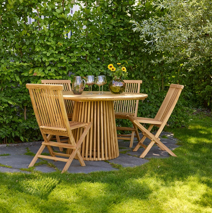 Skagen klappstol og Arø spisebord i teak