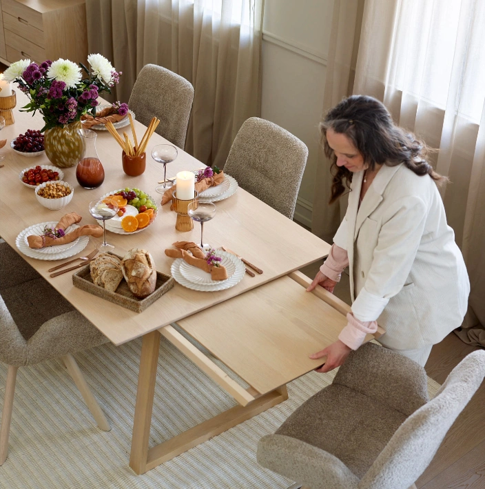 Tanum spisebord med uttrekksplate som trekkes ut