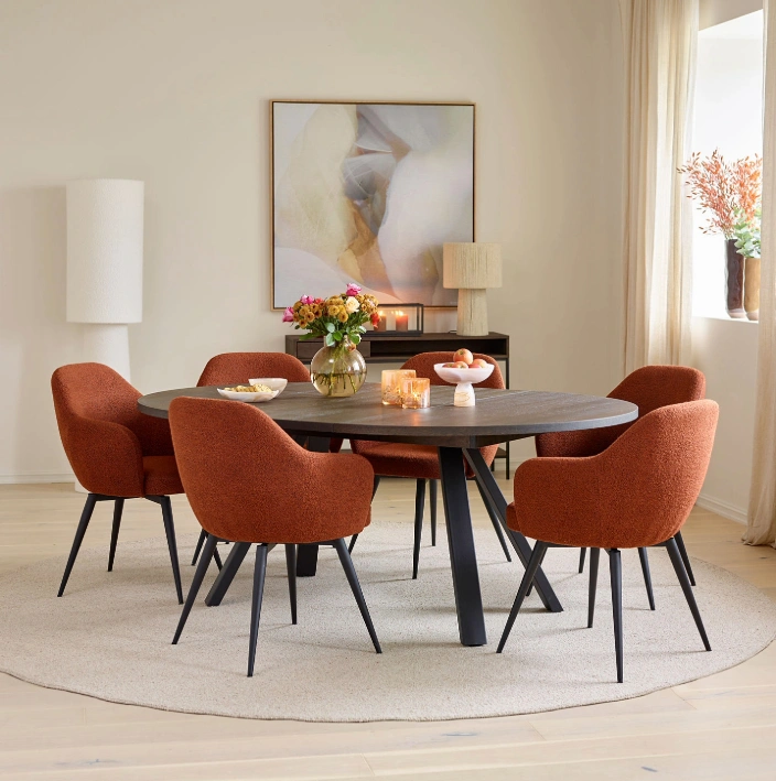 Maddock rundt spisebord med Derek spisestoler