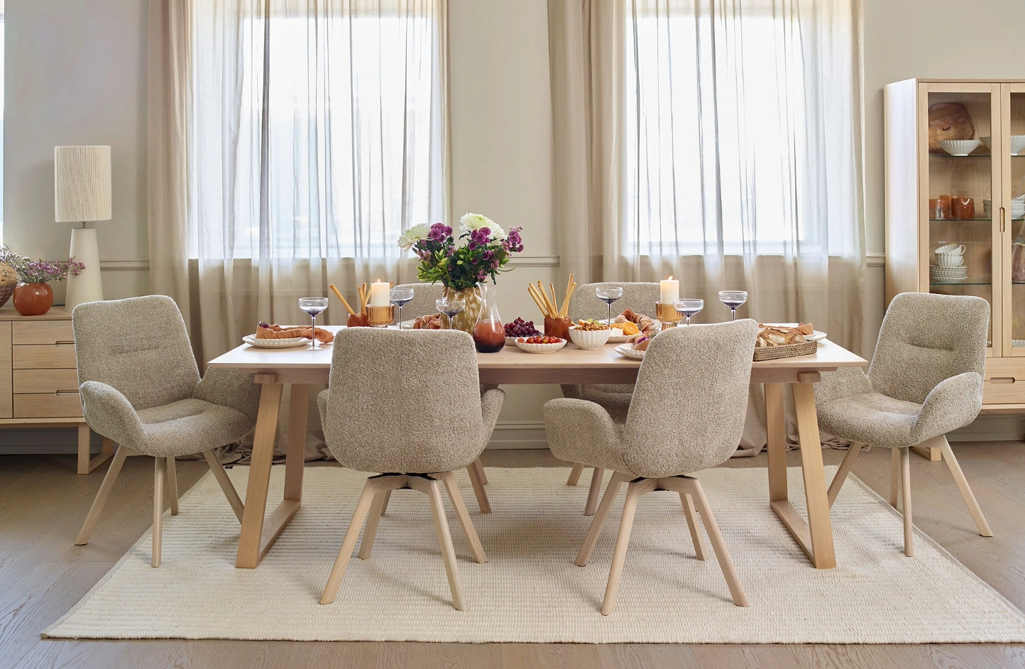 Crosby spisestoler med sving rundt Tanum spisebord