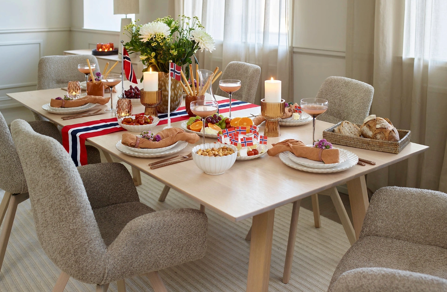 Tanum uttrekksbord pyntet til fest