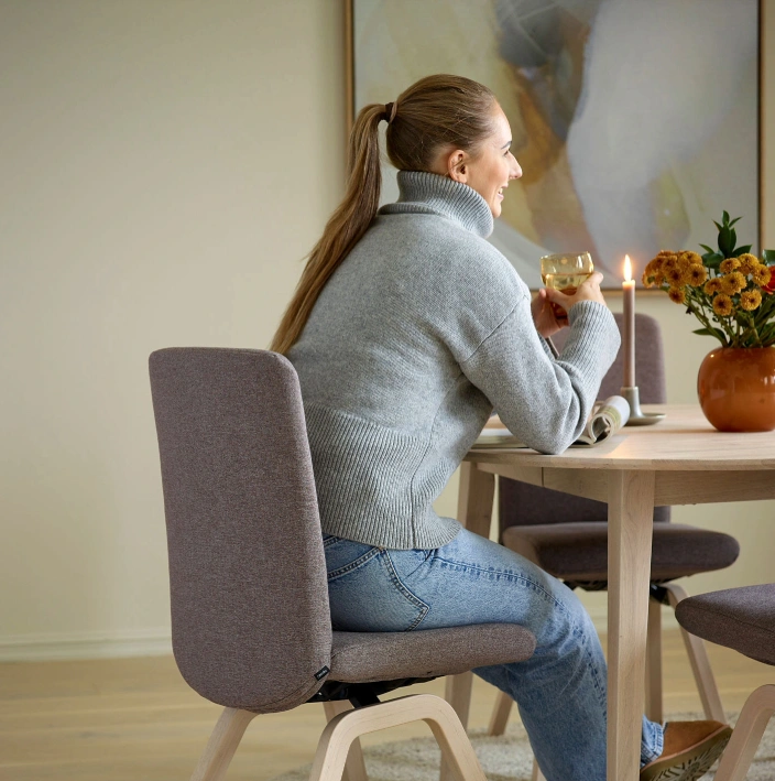 Kvinne i Stressless® Laurel spisestol