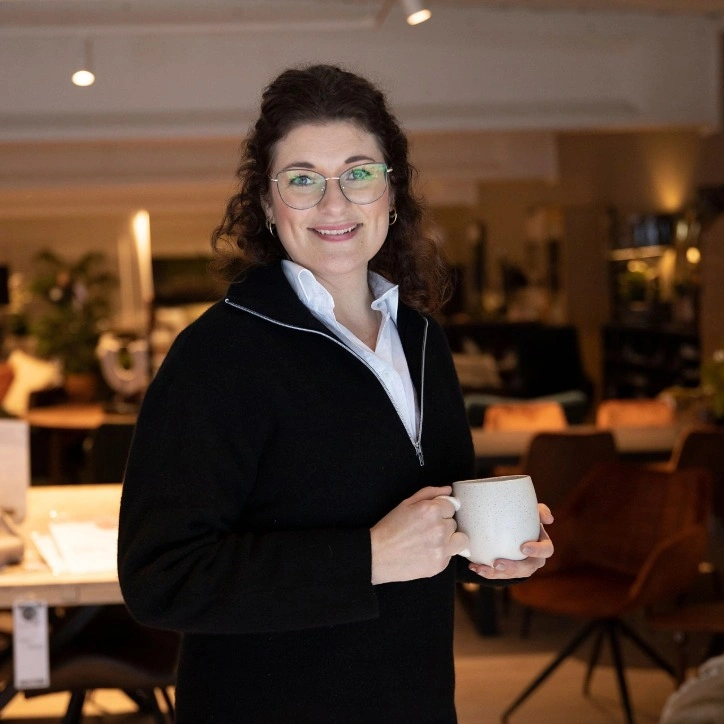 Kjersti Rostad veileder kunde i butikken