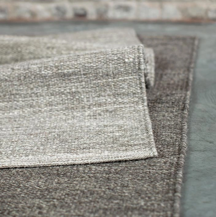 Gulvteppe som både luner og skaper soner