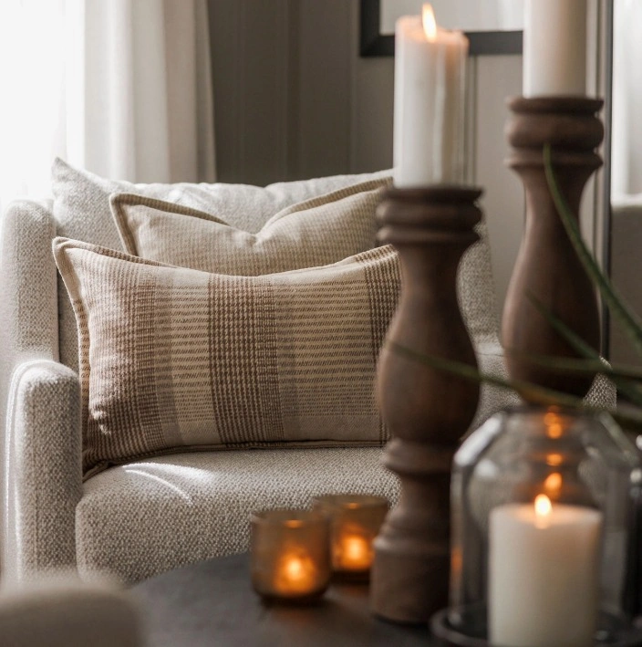 Lama putetrekk, lyslykter og lysestaker i naturlig dreid treverk