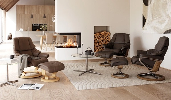 Stor stue med spisestoler og lenestol fra Stressless