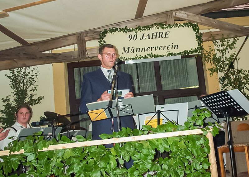 Josef und Betty Weidner als Austragsehepaar beim Erntedankzug in Kastl