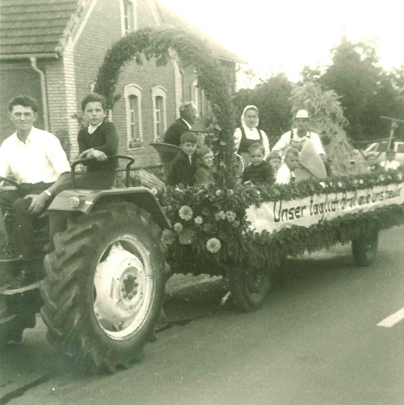Josef und Betty Weidner als Austragsehepaar beim Erntedankzug in Kastl