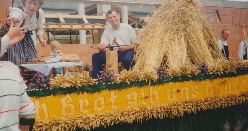 Josef und Betty Weidner als Austragsehepaar beim Erntedankzug in Kastl