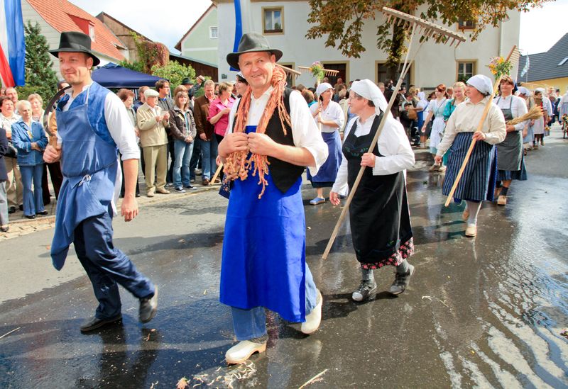 Josef und Betty Weidner als Austragsehepaar beim Erntedankzug in Kastl