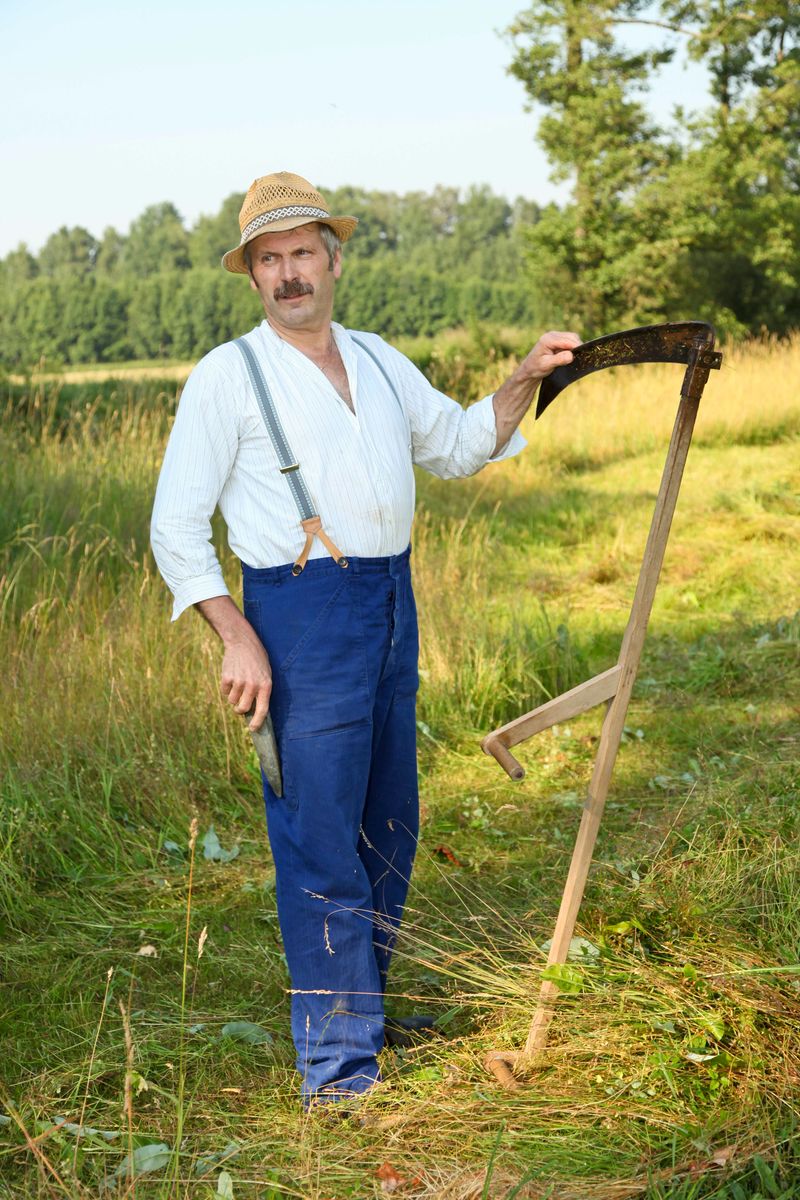 Mit der Sense durchs Gras