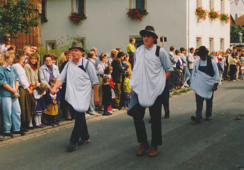 Titelbild: Im Schatten der alten Eiche: Wenn drei Männer säen wie ihre Großväter