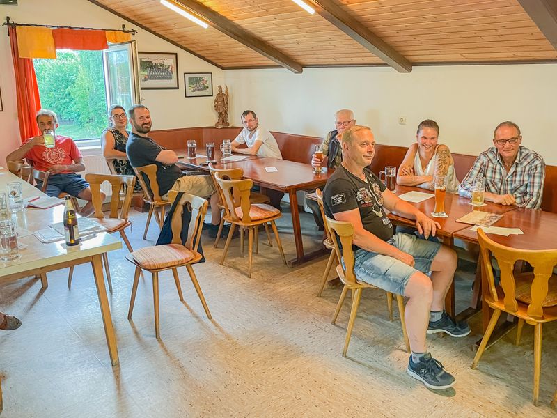 Vorbereitungen laufen auf Hochtouren: Vorerst letzte Ortsversammlung in Löschwitz zur Planung des historischen Erntedankzuges 2025 