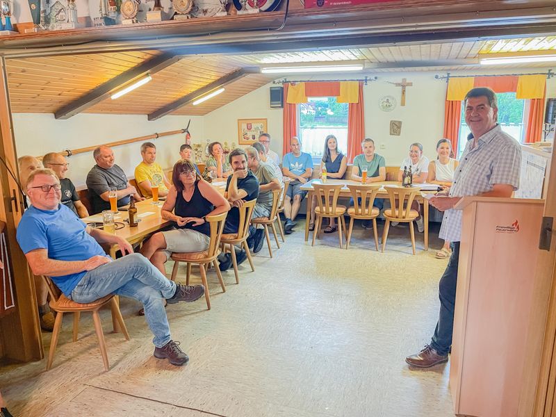 Vorbereitungen laufen auf Hochtouren: Vorerst letzte Ortsversammlung in Löschwitz zur Planung des historischen Erntedankzuges 2025 