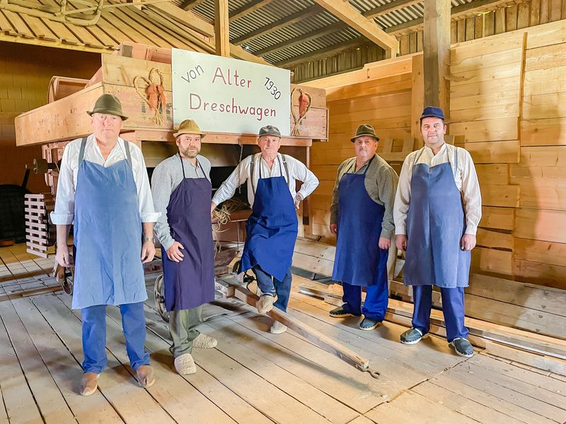 Titelbild: Im Rhythmus der Dreschflegel