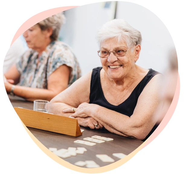 Mevrouw is Rummikub aan het spelen