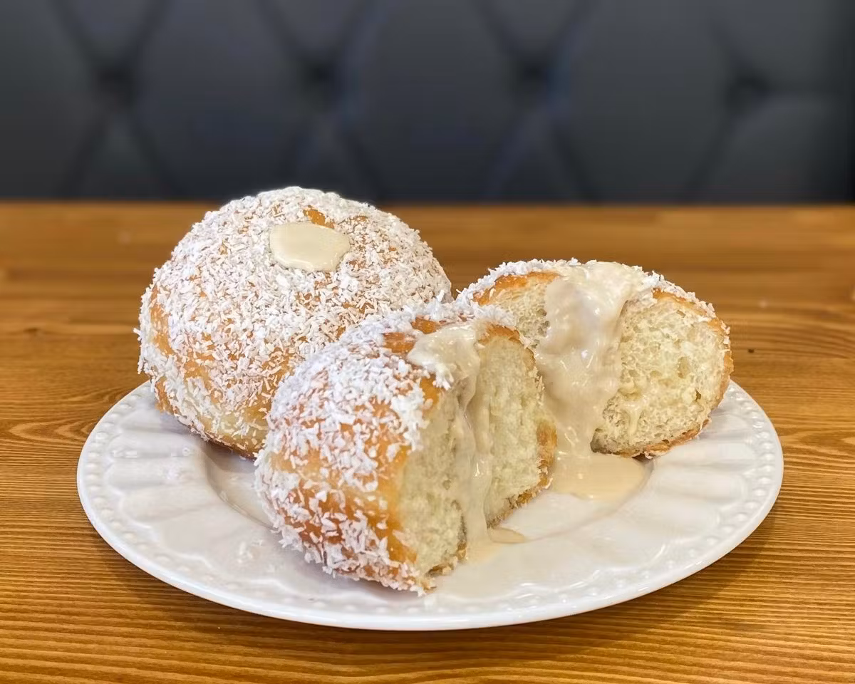 i-donut-alla-crema-di-cocco-e-mandorle.avif