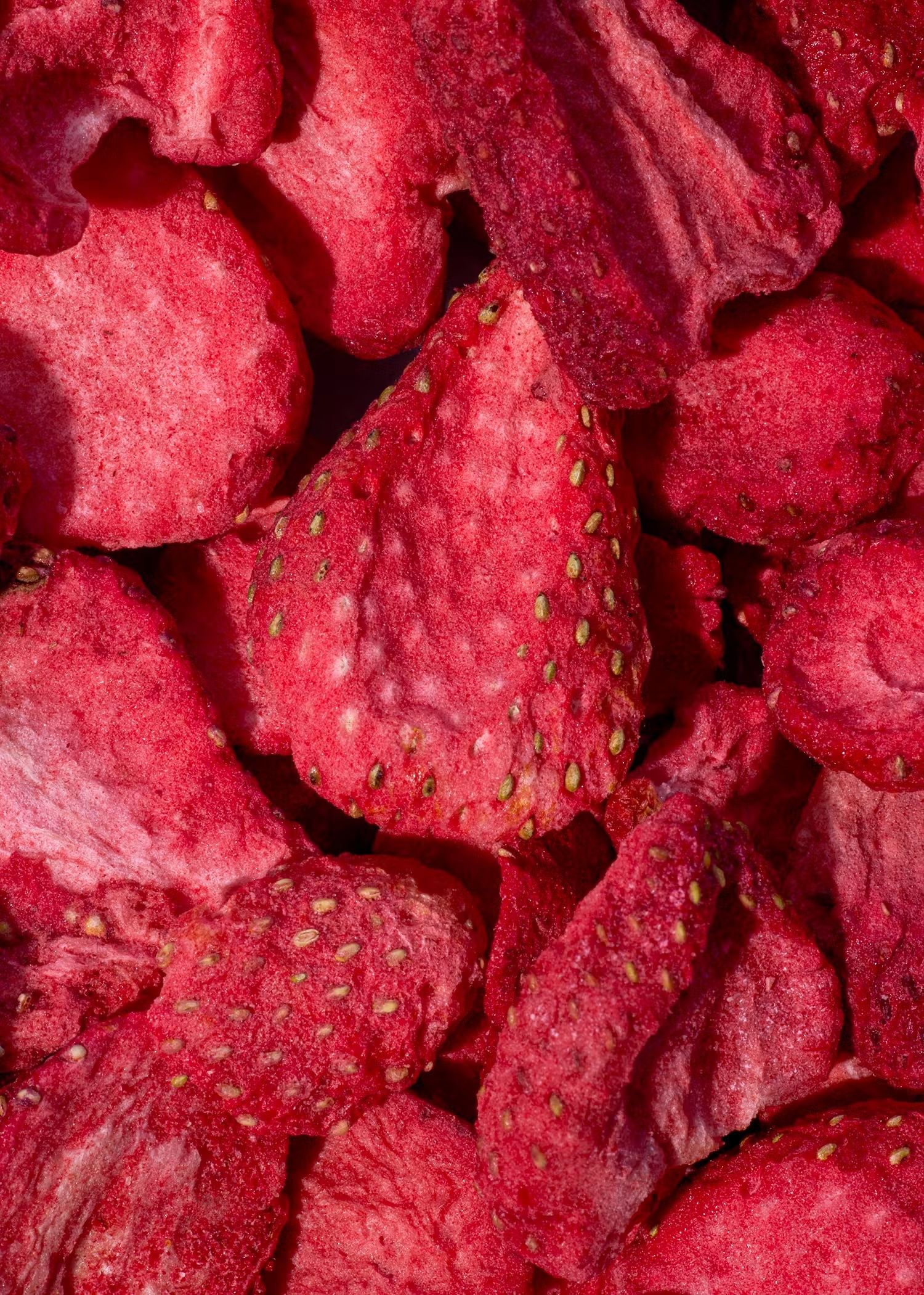 Gefriergetrocknete Erdbeeren in Scheiben – Fruchtnahrhafter Snack und Müsli-Topping