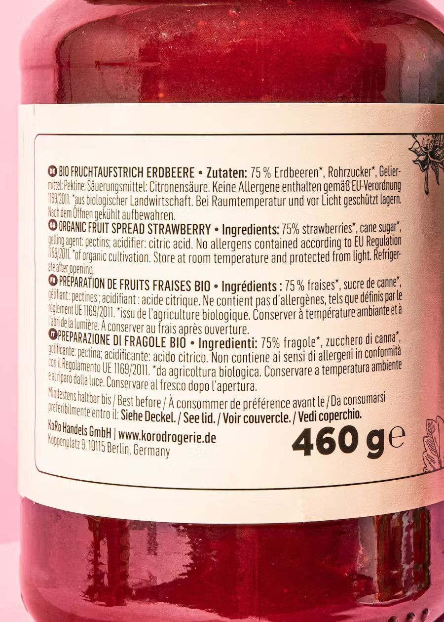 Nahaufnahme vom Etikett des Erdbeerfruchtaufstrichs auf dem Glas 