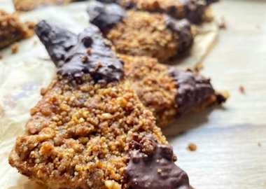 Vegane Nussecken mit fruchtiger Guaven-Füllung und an den Ecken mit Schokolade überzogen