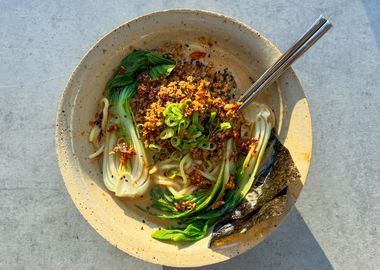 Vegane Tantan Ramen mit Ramen-Nudeln, Baby Pak Choi, würzigem Sojaschnetzel-Topping, Frühlingszwiebeln und Nori in cremiger, scharfer Brühe – asiatische Nudelsuppe in Keramikschale