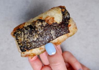 Knusprig gebratene vegane Tuna Rice Rolls mit einer Füllung aus Reis, pflanzlichem Thunfisch, Avocado und Gurke, umwickelt mit Nori und Reispapier.