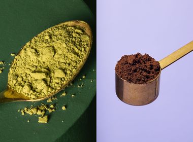 Ein Löffel mit grünem Matcha-Pulver auf der linken Seite und ein Löffel mit braunem Kaffeepulver auf der rechten Seite.
