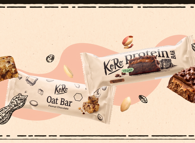 Der KoRo Bio Oat Bar Peanut Chocolate und der vegane KoRo Protein Bar Chocolate Brownie schwebend dargestellt im typischen KoRo-Design mit herumlaufendem Rahmen.