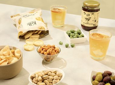 KoRo Aperitivo-Snacks mit Proteinchips, Bio Kalamata Oliven, Pistazien und zwei Drinks mit Orangenscheiben