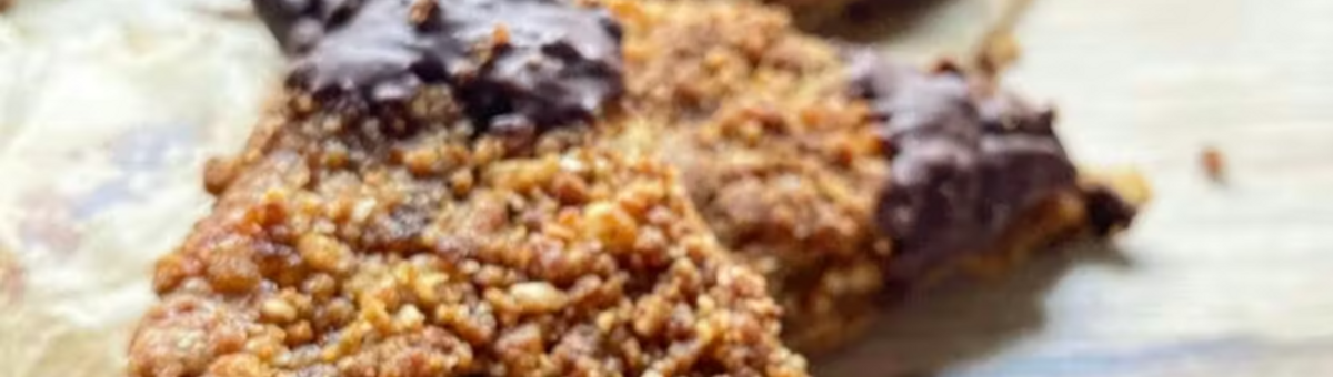 Vegane Nussecken mit fruchtiger Guaven-Füllung und an den Ecken mit Schokolade überzogen