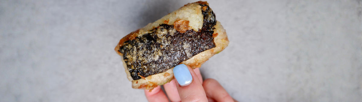 Knusprig gebratene vegane Tuna Rice Rolls mit einer Füllung aus Reis, pflanzlichem Thunfisch, Avocado und Gurke, umwickelt mit Nori und Reispapier.