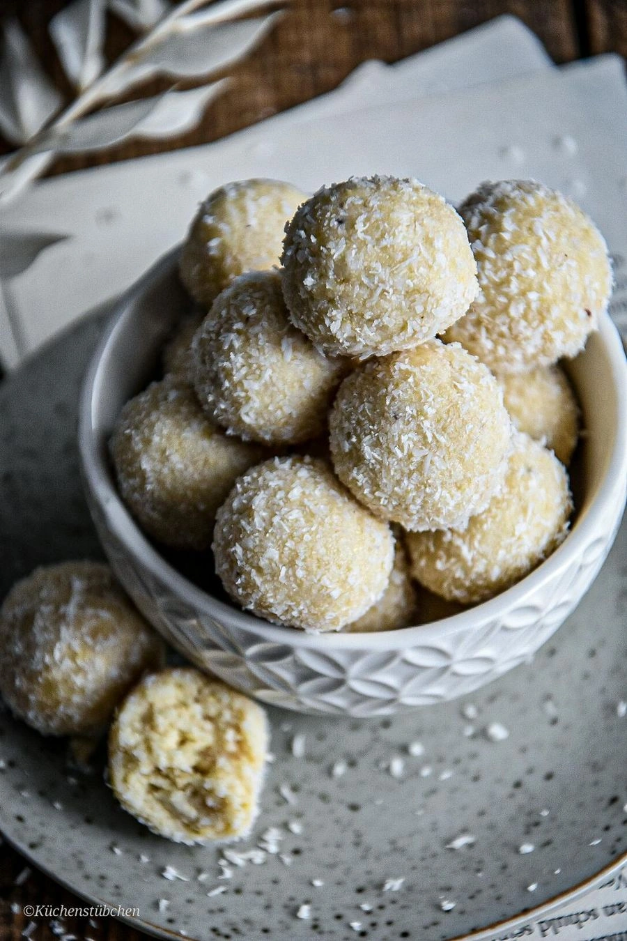 Bolinhas de coco e caju