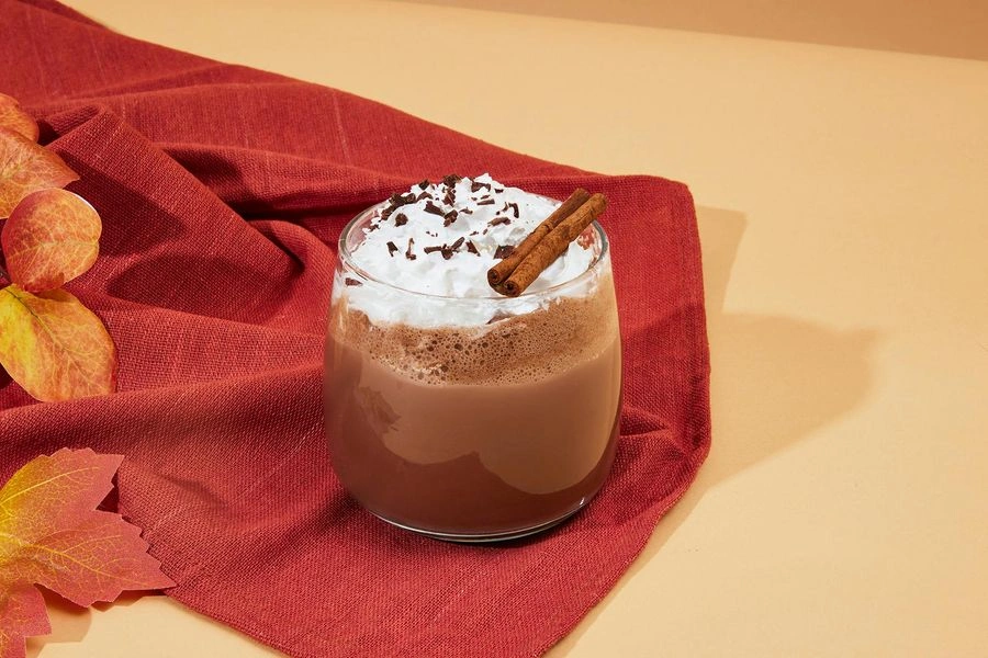 Schokoladiger Chai-Kakao mit veganer Sahnehaube