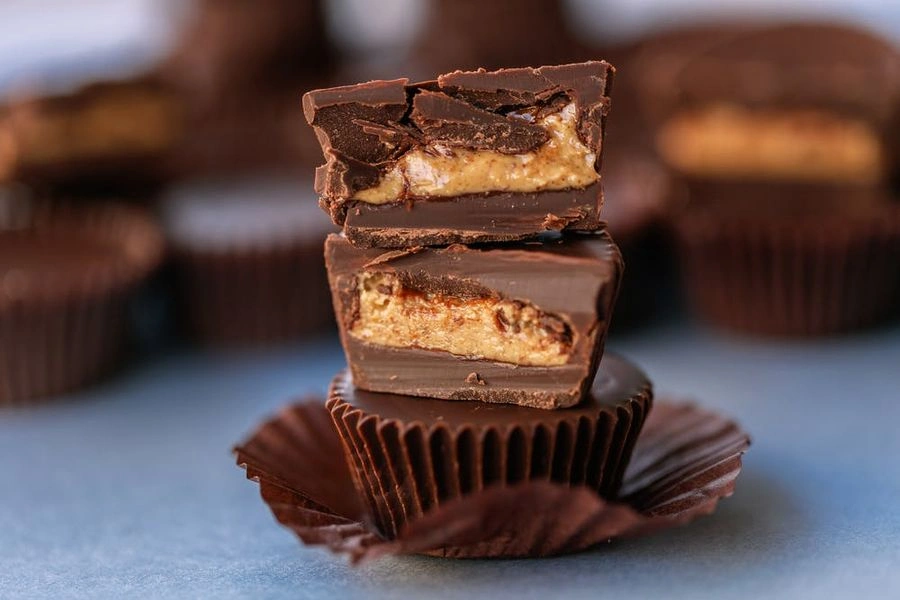 Krispiga chokladpraliner med mandelsmör