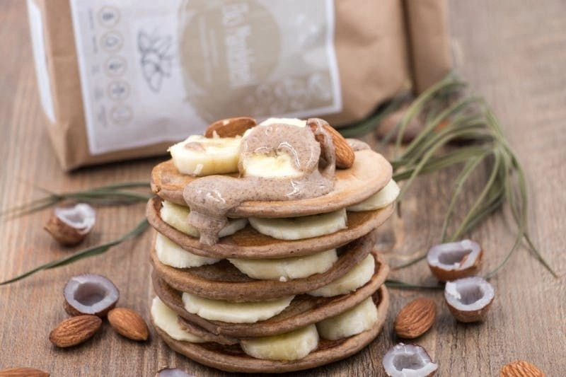 Panquecas veganas com farinha de amêndoa e proteína em pó