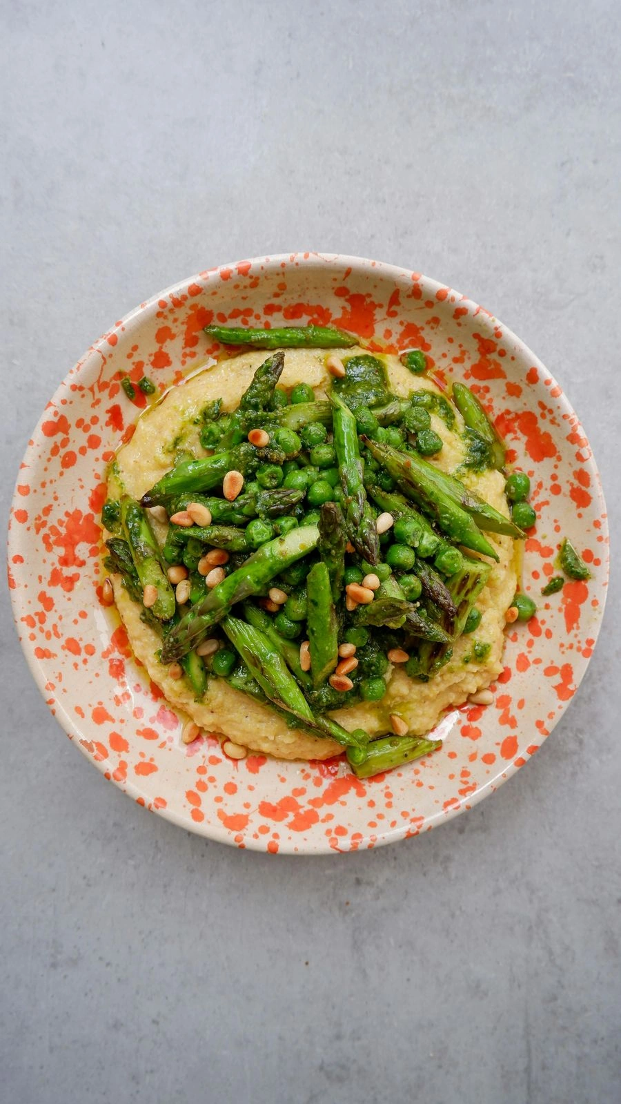 Espargos sobre polenta com pesto de alho selvagem