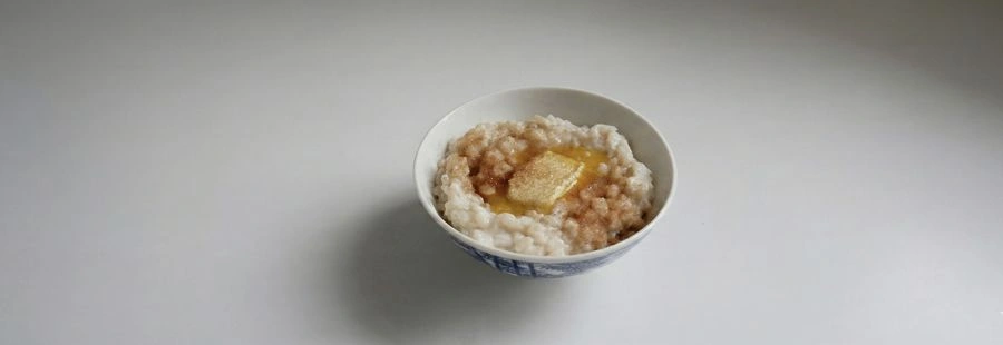 Tomtegröt med kanel och smör