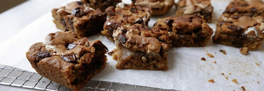Choklad Blondies med pumpa och marshmallow