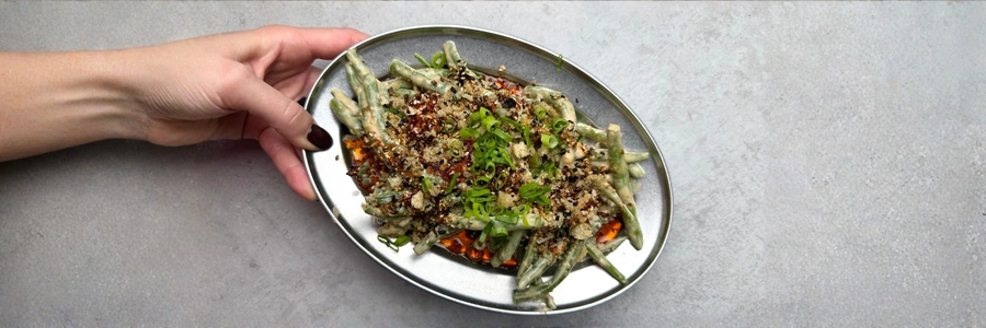 Tahini Chili Beans mit Sesam Breadcrumps
