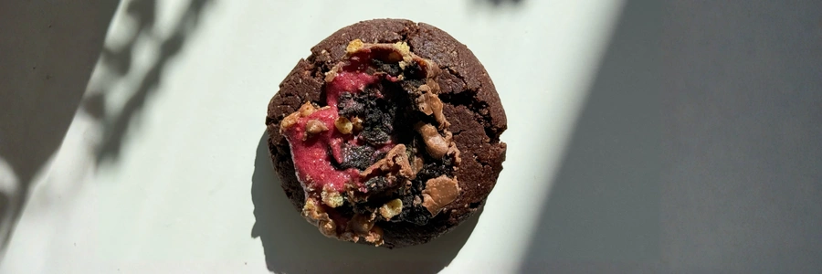 Vegane Chocolate Cookies mit Proteinriegel-Topping