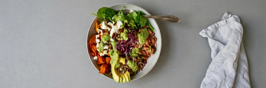 Glutenfreie Kürbis-Bowl mit Pintobohnen