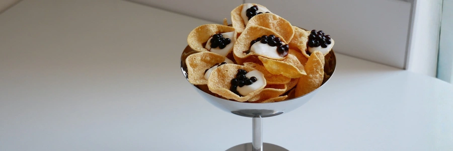 Linsenchips Appetizer mit Yuzu Mayonnaise und Essigperlen (vegan & glutenfrei) 
