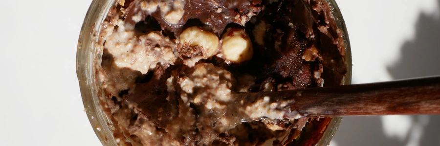 Veganes Schoko-Haselnuss-Porridge mit Dinkelflocken