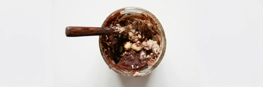 Veganes Schoko-Haselnuss-Porridge mit Dinkelflocken