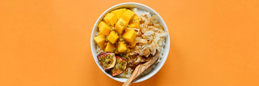 Kokosmilchreis mit Mango und gerösteten Kokoschips (vegan)