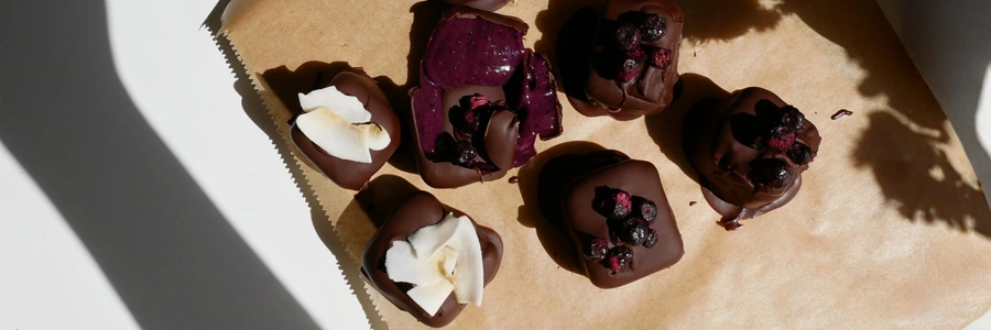 Ice Cream Bites mit Mango-Matcha & Ube-Cassis (vegan & glutenfrei)