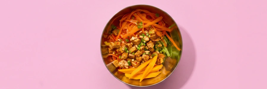 Glasnudelsalat mit Chili-Tofu und Mango